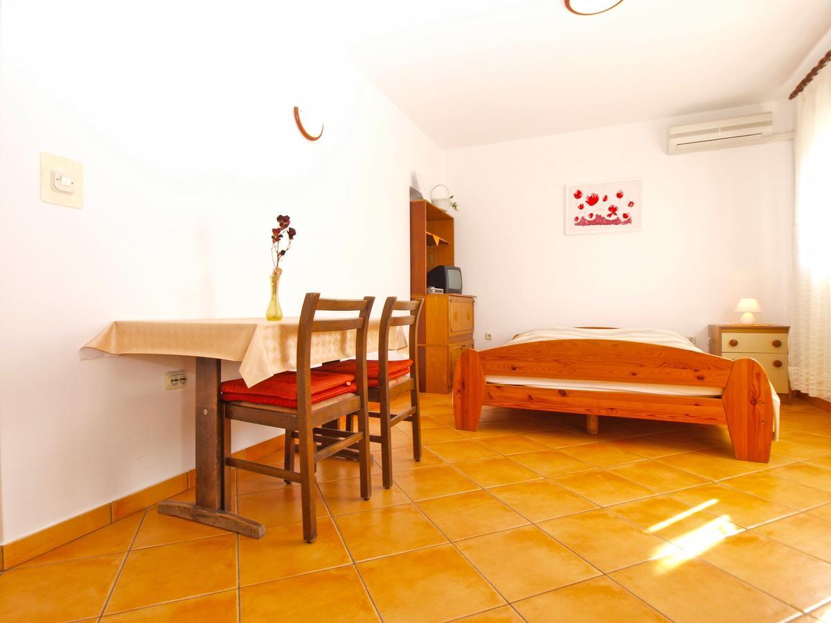 Apartments Mirela 1554 Pula Buitenkant foto
